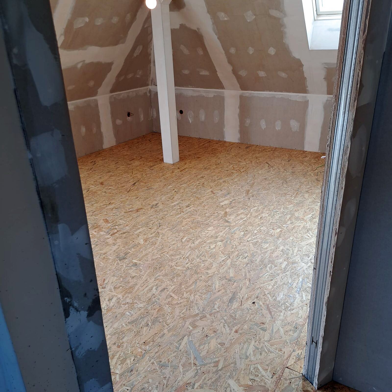 Dachgeschoss mit neuen Trockenbauwänden