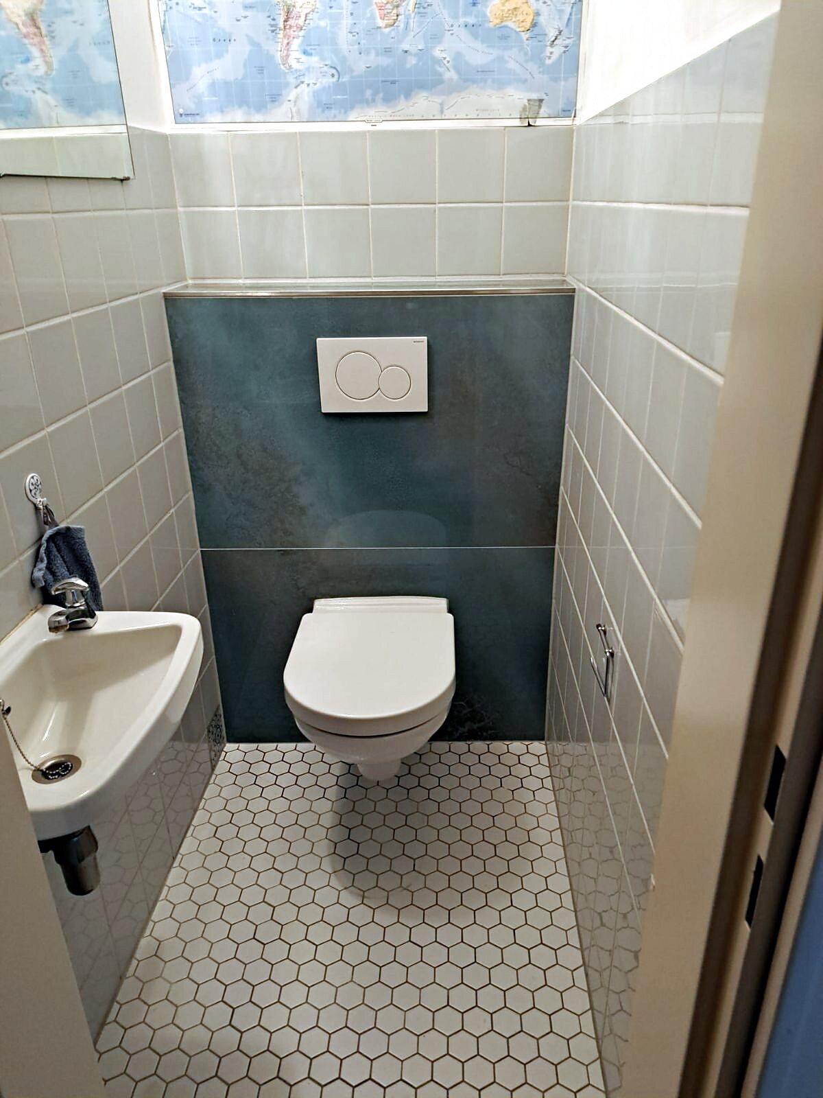 Gäste-WC mit Sechseck-Fliesen am Boden